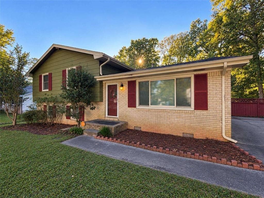 4 bedroom, 3 bathroom, 2,039 sq ft single family residence for sale at 8321 Magnolia Drive, Jonesboro, GA 30238 — photo 2