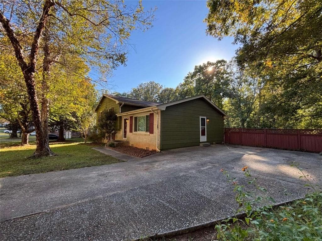 4 bedroom, 3 bathroom, 2,039 sq ft single family residence for sale at 8321 Magnolia Drive, Jonesboro, GA 30238 — photo 4