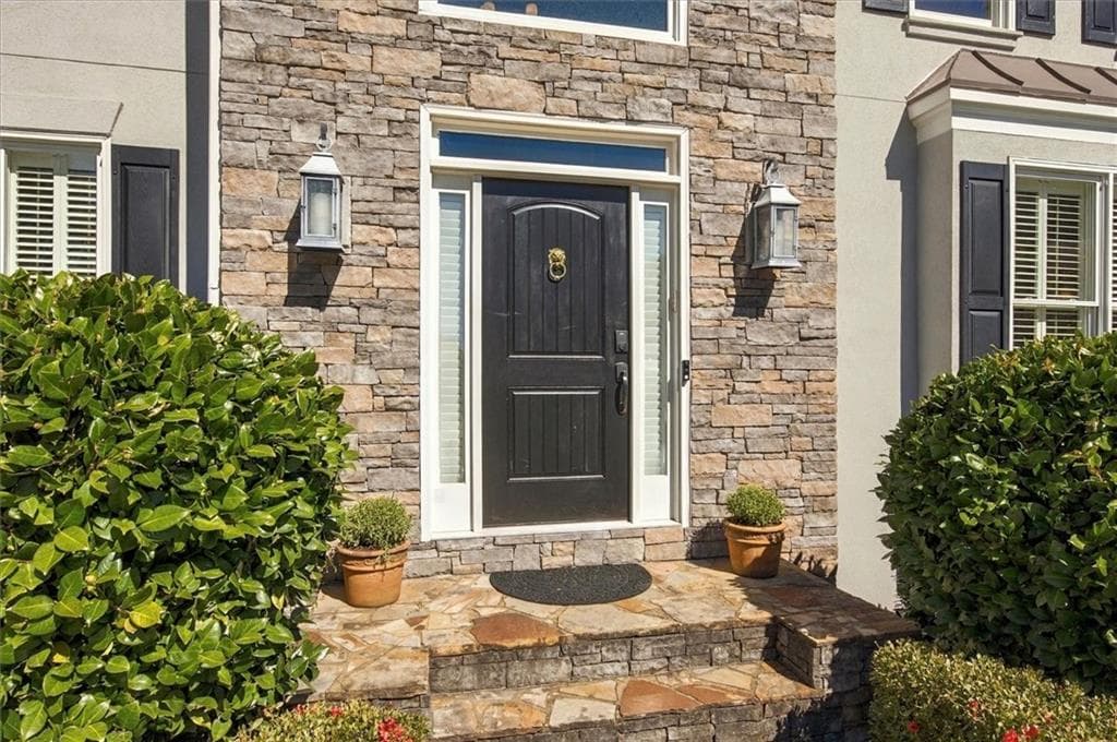 5 bedroom, 4 bathroom, 3,101 sq ft single family residence for sale at 565 Hembree Grove Overlook, Roswell, GA 30076 — photo 3