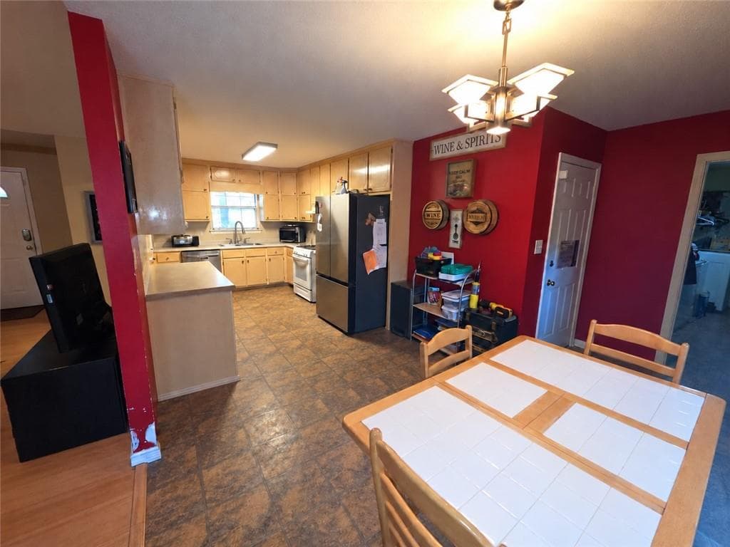 3 bedroom, 2 bathroom, 1,358 sq ft single family residence for sale at 45 Briarcliff Place, Stockbridge, GA 30281 — photo 2