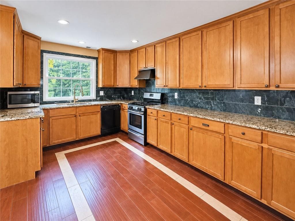 5 bedroom, 3 bathroom, 2,568 sq ft single family residence for sale at 2759 Cedar Tree Lane, Ellenwood, GA 30294 — photo 7