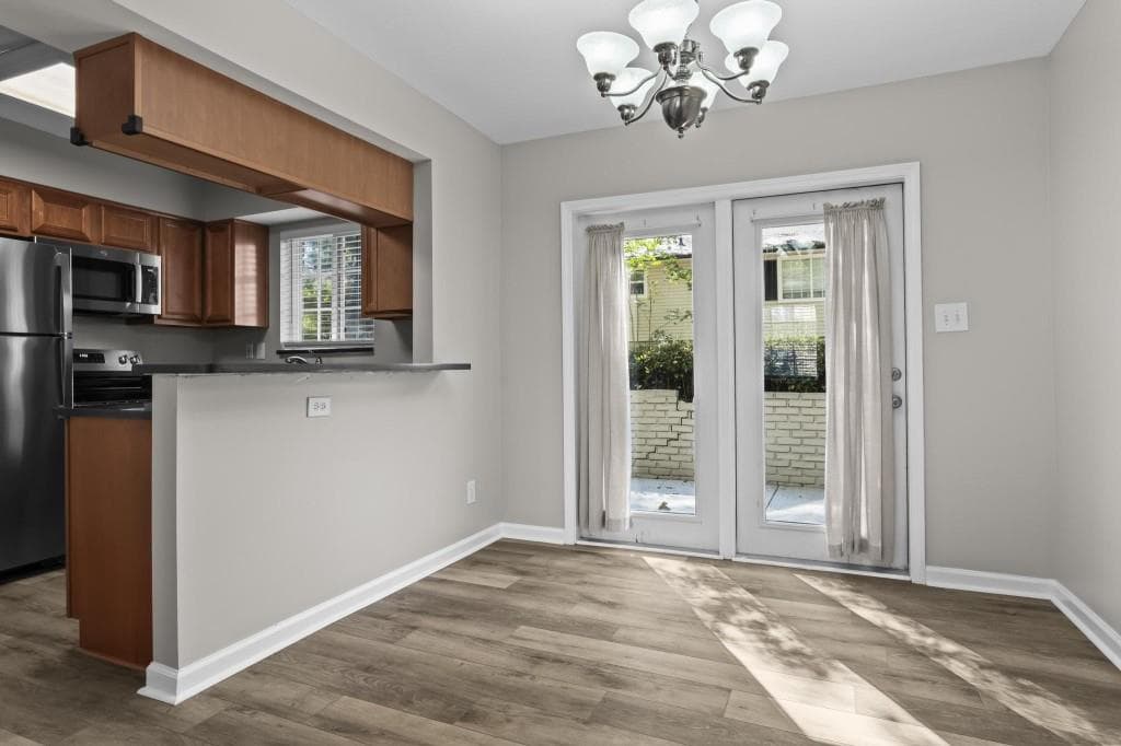 2 bedroom, 2 bathroom, 1,000 sq ft condominium for sale at 6940 Roswell Road 13F, Atlanta, GA 30328 — photo 7
