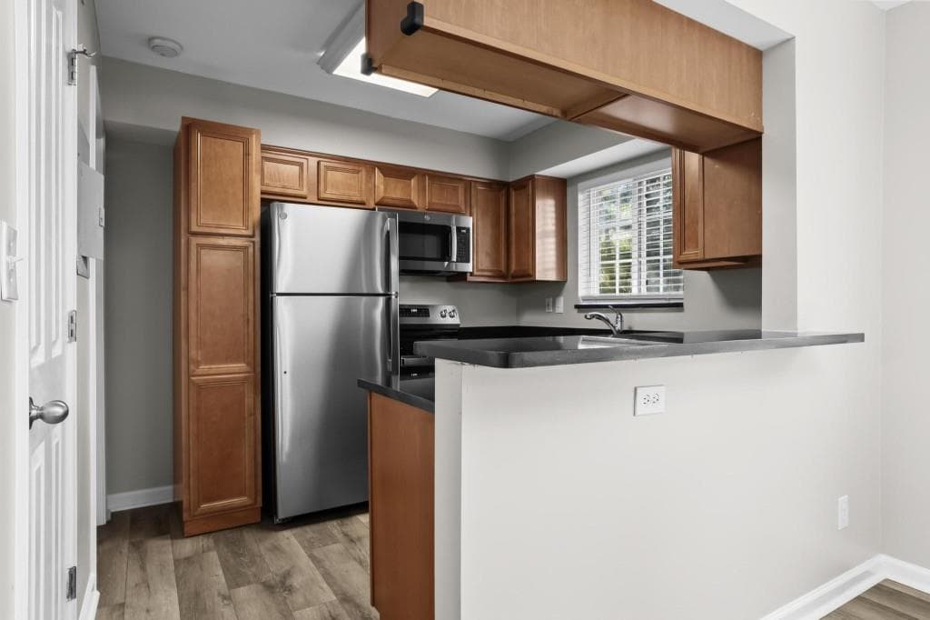 2 bedroom, 2 bathroom, 1,000 sq ft condominium for sale at 6940 Roswell Road 13F, Atlanta, GA 30328 — photo 8