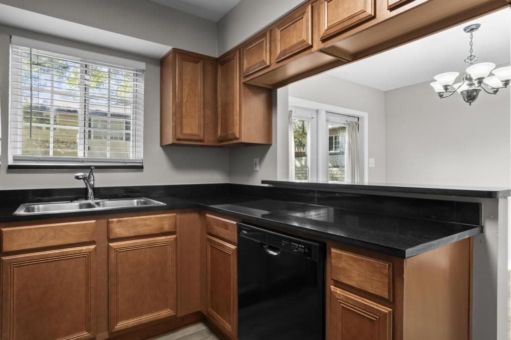 2 bedroom, 2 bathroom, 1,000 sq ft condominium for sale at 6940 Roswell Road 13F, Atlanta, GA 30328 — photo 9