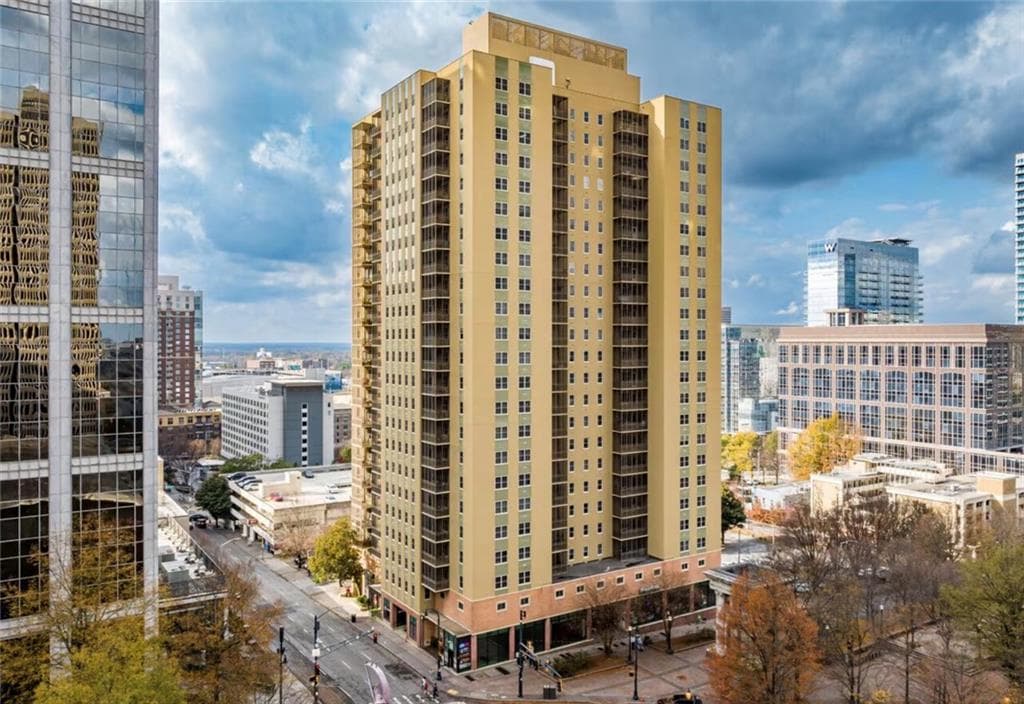 1 bedroom, 1 bathroom, 721 sq ft condominium for rent at 300 Peachtree Street 9E, Atlanta, GA 30308 for $2,000 a month — photo 2