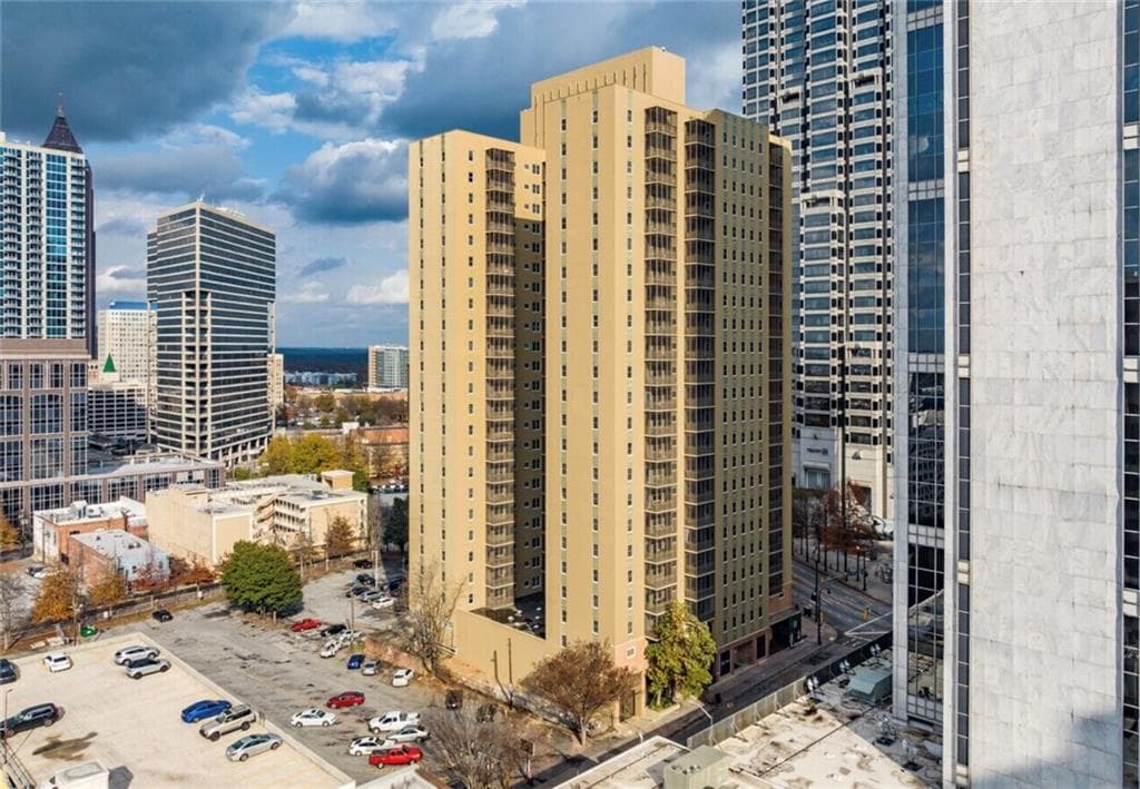 1 bedroom, 1 bathroom, 721 sq ft condominium for rent at 300 Peachtree Street 9E, Atlanta, GA 30308 for $2,000 a month — photo 3