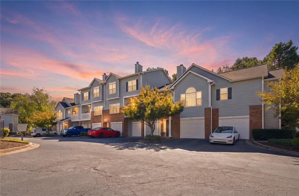 2 bedroom, 3 bathroom, 1,620 sq ft condominium for sale at 107 Vinings Forest Circle, Smyrna, GA 30080 — photo 2