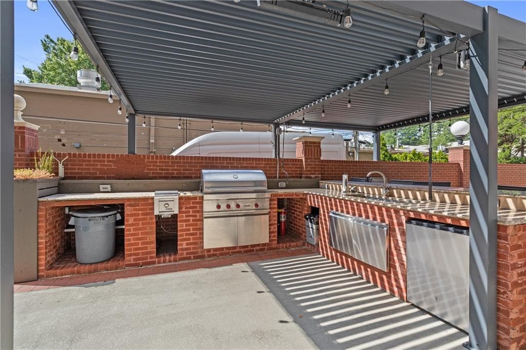1 bedroom, 1 bathroom, 1,215 sq ft condominium for sale at 3820 Roswell Road, Atlanta, GA 30342 — photo 3