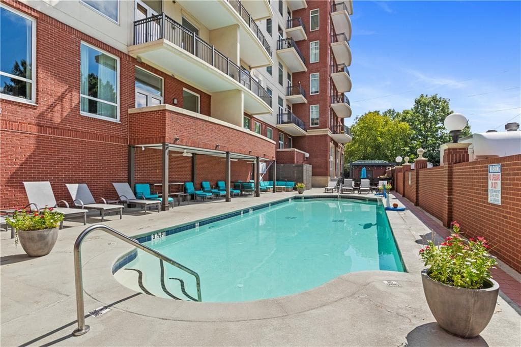 1 bedroom, 1 bathroom, 1,215 sq ft condominium for sale at 3820 Roswell Road, Atlanta, GA 30342 — photo 4