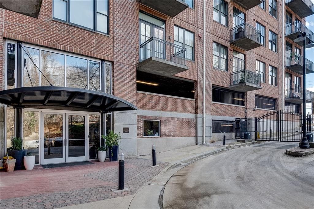 1 bedroom, 2 bathroom, 1,230 sq ft condominium for rent at 3235 Roswell Road 709, Atlanta, GA 30305 for $3,500 a month — photo 2