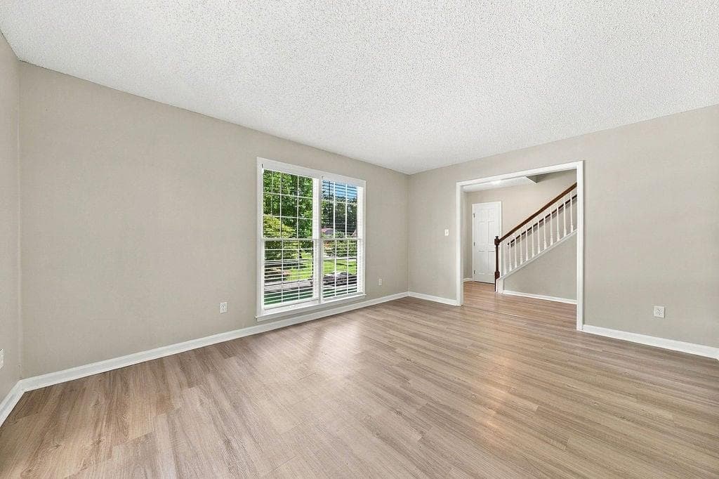 3 bedroom, 3 bathroom, 1,900 sq ft single family residence for sale at 211 Pioneer Trail, Marietta, GA 30068 — photo 3