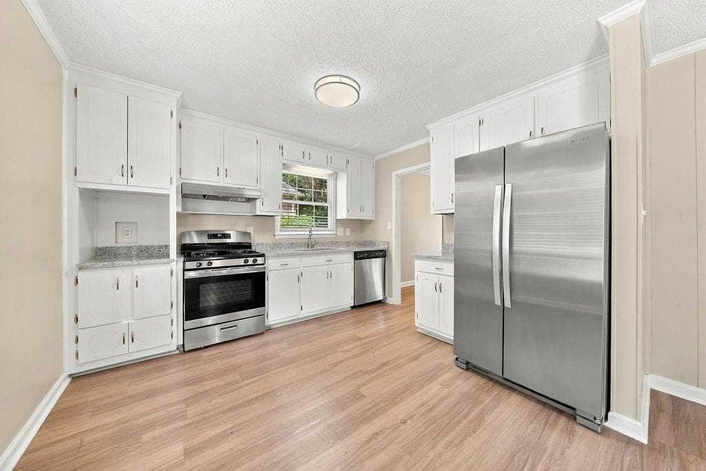 3 bedroom, 3 bathroom, 1,900 sq ft single family residence for sale at 211 Pioneer Trail, Marietta, GA 30068 — photo 5