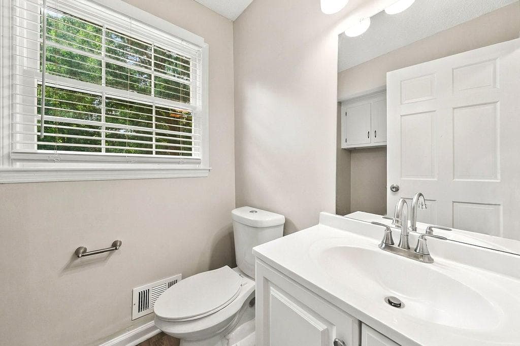 3 bedroom, 3 bathroom, 1,900 sq ft single family residence for sale at 211 Pioneer Trail, Marietta, GA 30068 — photo 7