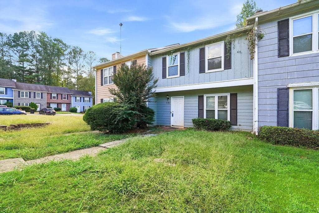 2 bedroom, 3 bathroom, 1,120 sq ft townhouse for sale at 8583 Jamestown Way, Jonesboro, GA 30238 — photo 3