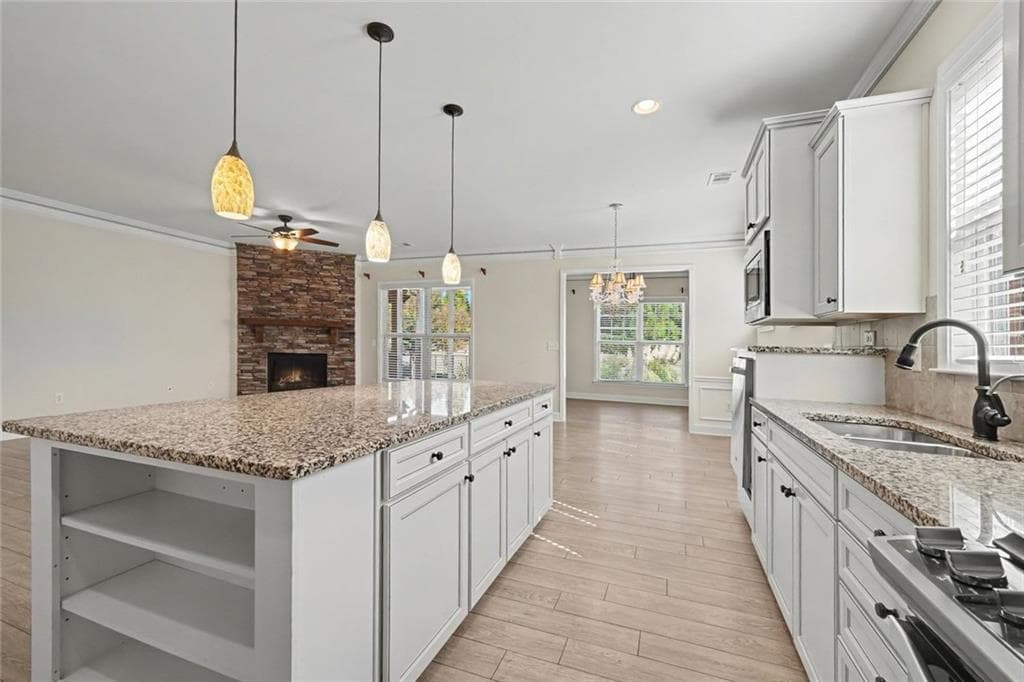 3 bedroom, 2 bathroom, 2,049 sq ft single family residence for sale at 2965 Thistle Trail, Suwanee, GA 30024 — photo 3