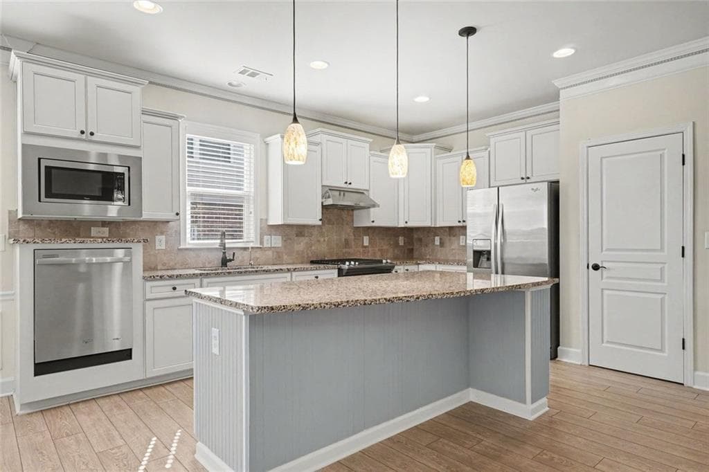 3 bedroom, 2 bathroom, 2,049 sq ft single family residence for sale at 2965 Thistle Trail, Suwanee, GA 30024 — photo 4