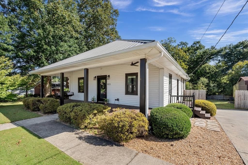 3 bedroom, 2 bathroom, 1,684 sq ft single family residence for sale at 423 N White Street, Carrollton, GA 30117 — photo 2