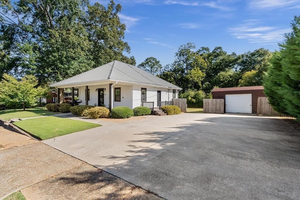 3 bedroom, 2 bathroom, 1,684 sq ft single family residence for sale at 423 N White Street, Carrollton, GA 30117 — photo 3