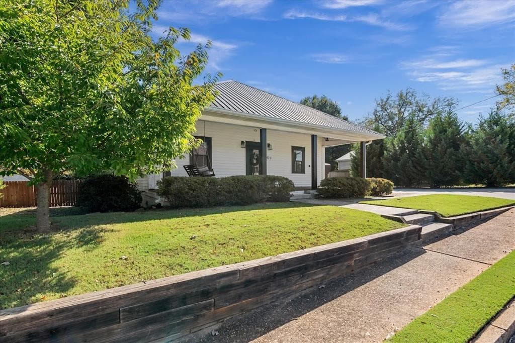 3 bedroom, 2 bathroom, 1,684 sq ft single family residence for sale at 423 N White Street, Carrollton, GA 30117 — photo 4