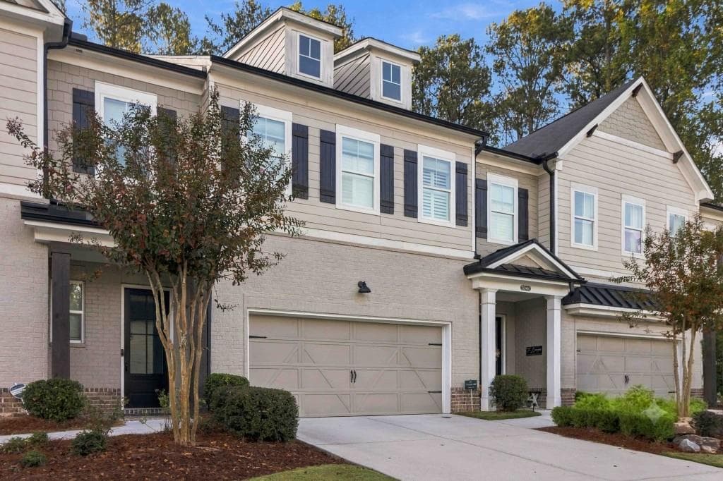 3 bedroom, 3 bathroom, 2,700 sq ft townhouse for sale at 7040 River Rapids Drive, Roswell, GA 30076 — photo 2