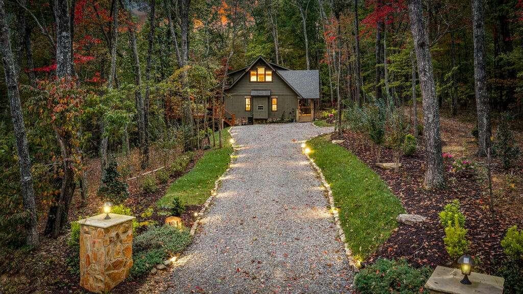 2 bedroom, 3 bathroom, 1,288 sq ft single family residence for sale at 194 Cox Road, Blue Ridge, GA 30513 — photo 2