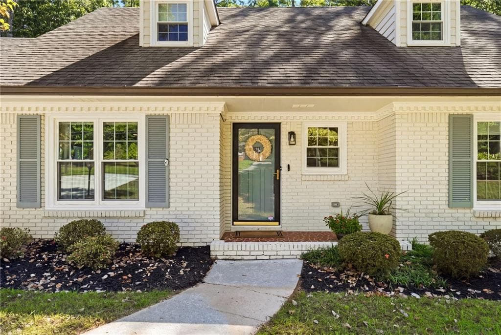 5 bedroom, 4 bathroom, 2,981 sq ft single family residence for sale at 795 Spalding Drive, Sandy Springs, GA 30328 — photo 2