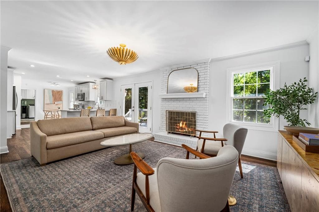 5 bedroom, 4 bathroom, 2,981 sq ft single family residence for sale at 795 Spalding Drive, Sandy Springs, GA 30328 — photo 4