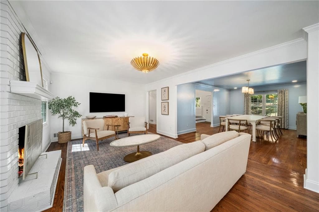 5 bedroom, 4 bathroom, 2,981 sq ft single family residence for sale at 795 Spalding Drive, Sandy Springs, GA 30328 — photo 6