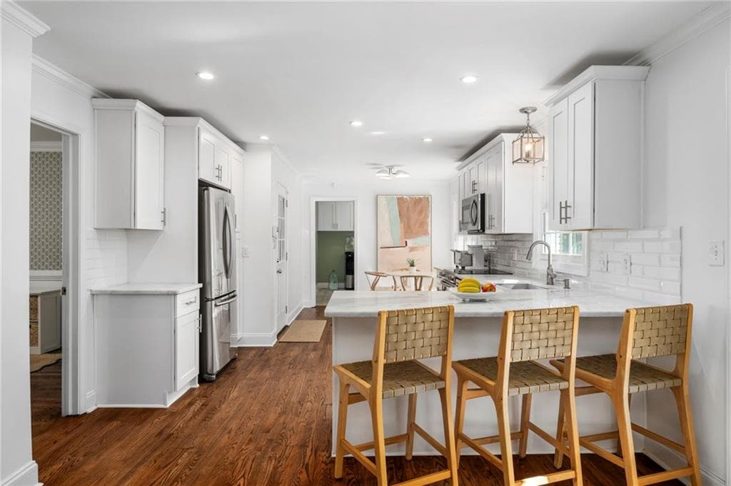 5 bedroom, 4 bathroom, 2,981 sq ft single family residence for sale at 795 Spalding Drive, Sandy Springs, GA 30328 — photo 8