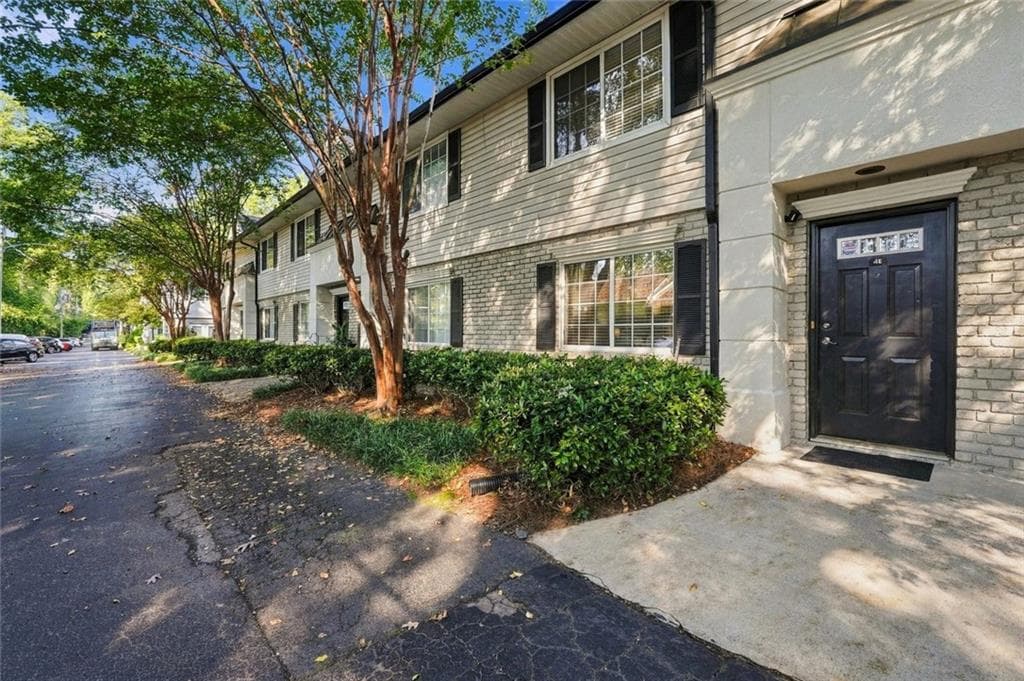 2 bedroom, 2 bathroom, 1,000 sq ft condominium for sale at 6940 Roswell Road 4E, Sandy Springs, GA 30328