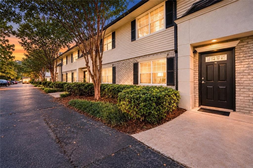 2 bedroom, 2 bathroom, 1,000 sq ft condominium for sale at 6940 Roswell Road 4E, Sandy Springs, GA 30328 — photo 2