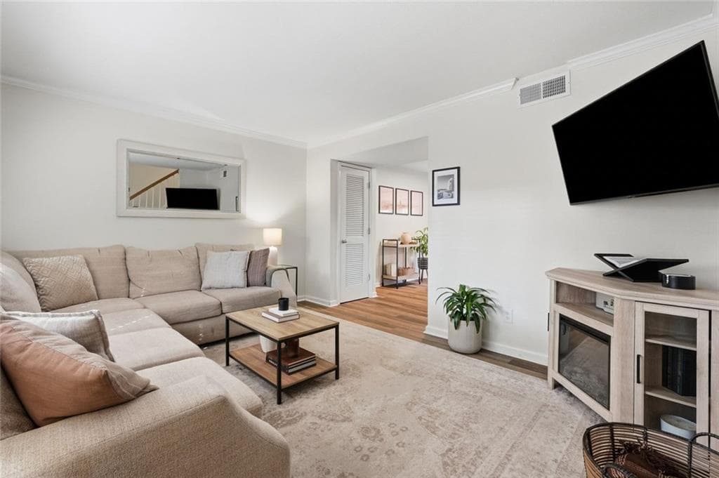2 bedroom, 2 bathroom, 1,000 sq ft condominium for sale at 6940 Roswell Road 4E, Sandy Springs, GA 30328 — photo 4