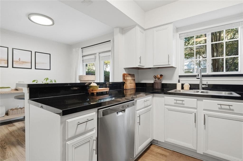 2 bedroom, 2 bathroom, 1,000 sq ft condominium for sale at 6940 Roswell Road 4E, Sandy Springs, GA 30328 — photo 8