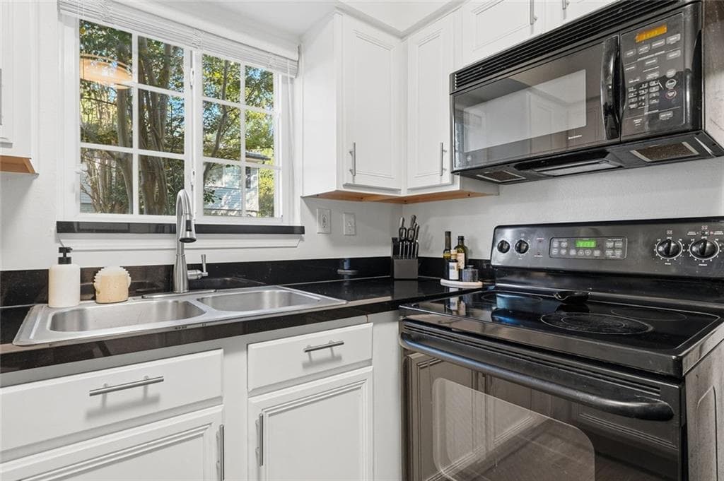 2 bedroom, 2 bathroom, 1,000 sq ft condominium for sale at 6940 Roswell Road 4E, Sandy Springs, GA 30328 — photo 9