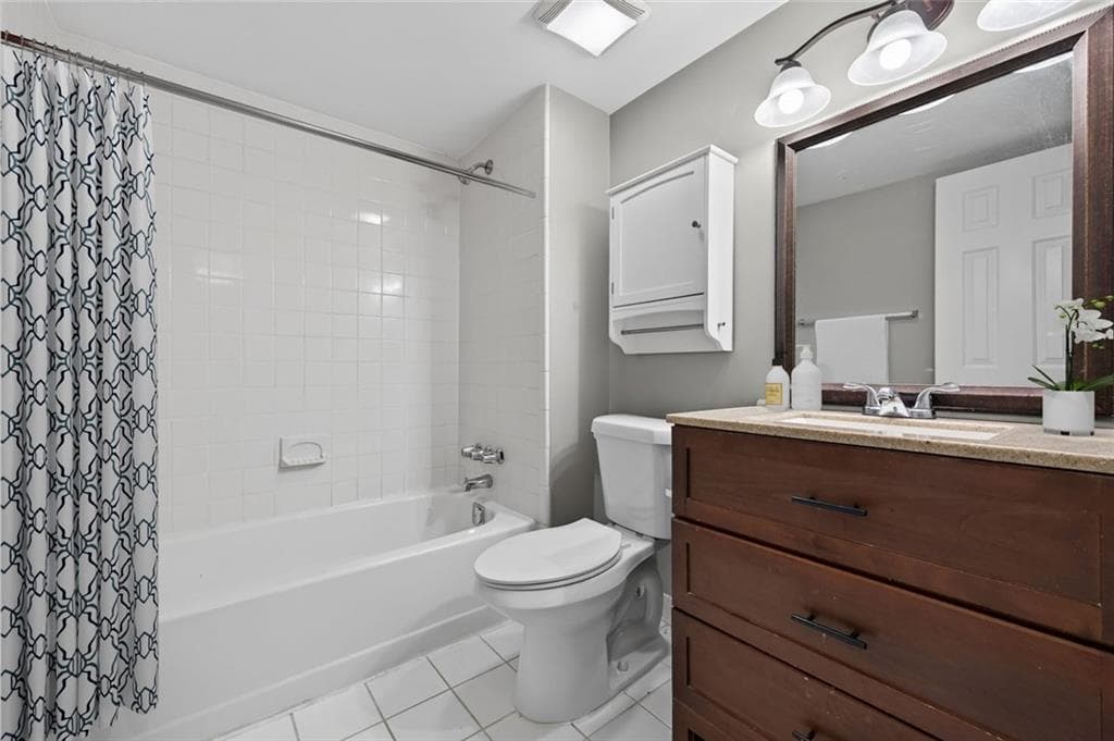 2 bedroom, 3 bathroom, 1,628 sq ft condominium for sale at 2855 Peachtree Road 317, Atlanta, GA 30305 — photo 5