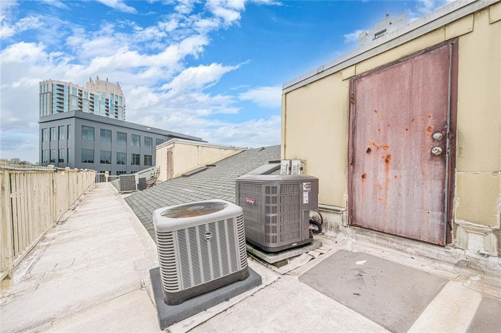 2 bedroom, 3 bathroom, 1,628 sq ft condominium for sale at 2855 Peachtree Road 317, Atlanta, GA 30305 — photo 6