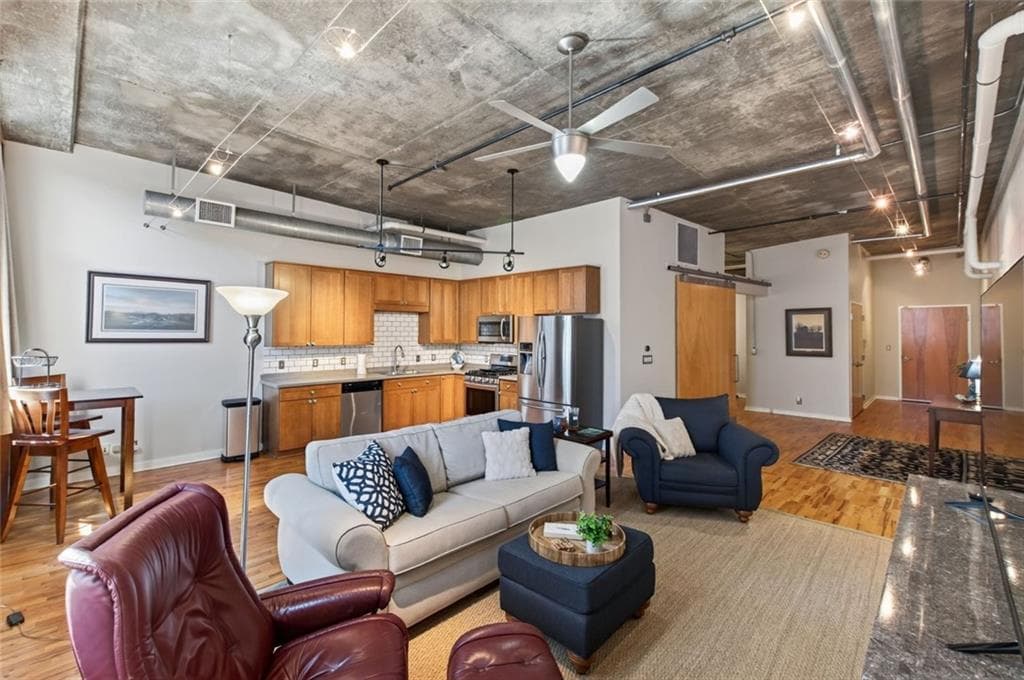 1 bedroom, 1 bathroom, 1,034 sq ft condominium for sale at 660 Glen Iris Drive 407, Atlanta, GA 30308 — photo 2