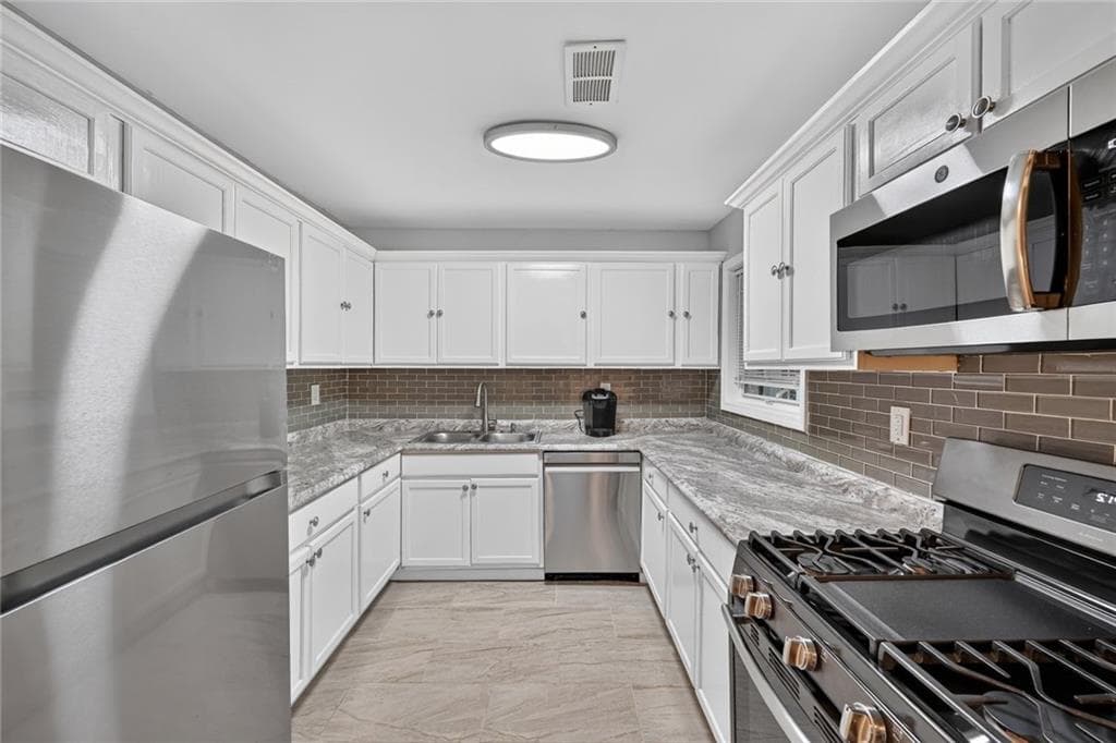 2 bedroom, 2 bathroom, 1,166 sq ft condominium for sale at 1632 Roanoke Place, Marietta, GA 30067 — photo 1 of 22