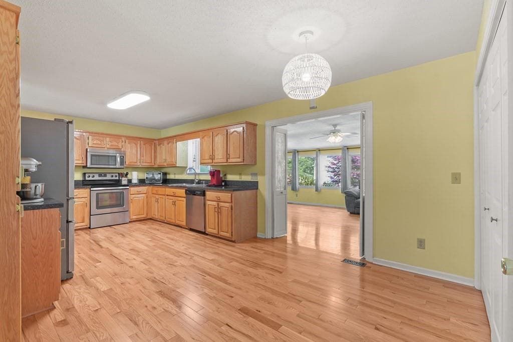 4 bedroom, 3 bathroom, 2,900 sq ft single family residence for sale at 7616 Highland Oaks Drive, Young Harris, GA 30582 — photo 5