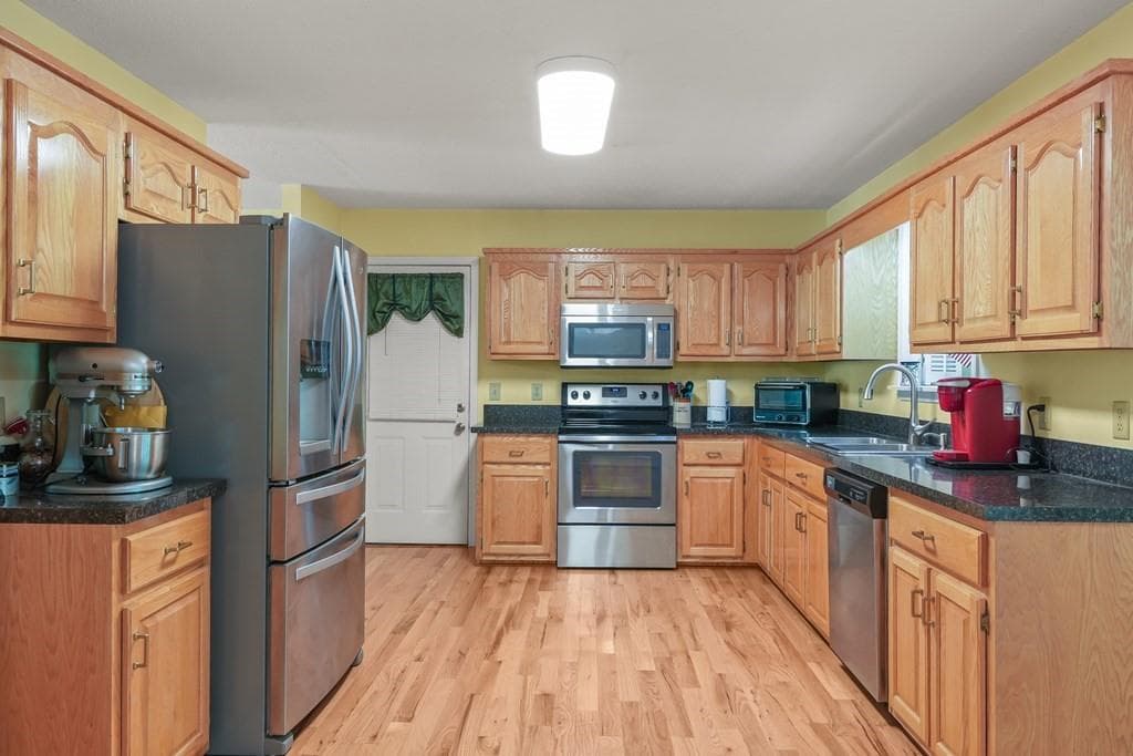 4 bedroom, 3 bathroom, 2,900 sq ft single family residence for sale at 7616 Highland Oaks Drive, Young Harris, GA 30582 — photo 6