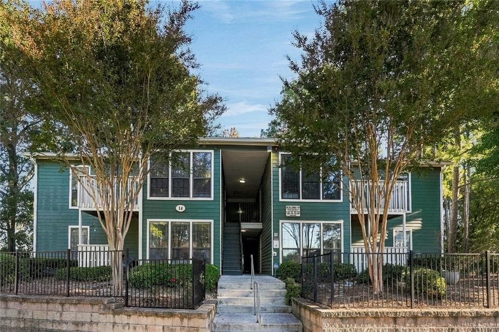 1 bedroom, 1 bathroom, 852 sq ft condominium for sale at 4628 Vinings Central Run 126, Atlanta, GA 30339