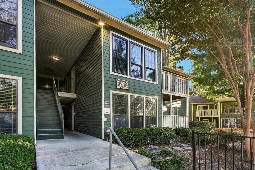 1 bedroom, 1 bathroom, 852 sq ft condominium for sale at 4628 Vinings Central Run 126, Atlanta, GA 30339 — photo 2