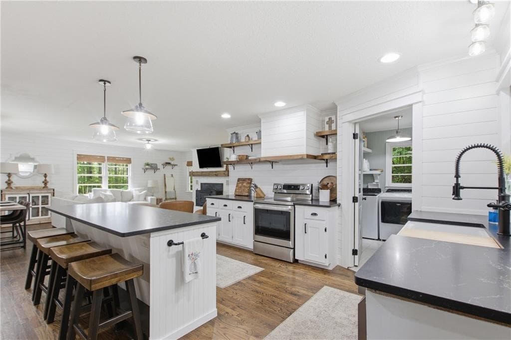 4 bedroom, 3 bathroom, 2,136 sq ft single family residence for sale at 372 Gabrels Drive, Clarkesville, GA 30523 — photo 2