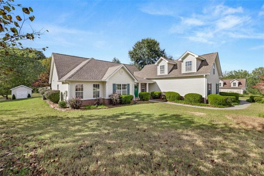 4 bedroom, 2 bathroom, 1,976 sq ft single family residence for sale at 123 Berry Hill Lane, Hoschton, GA 30548 — photo 1 of 41