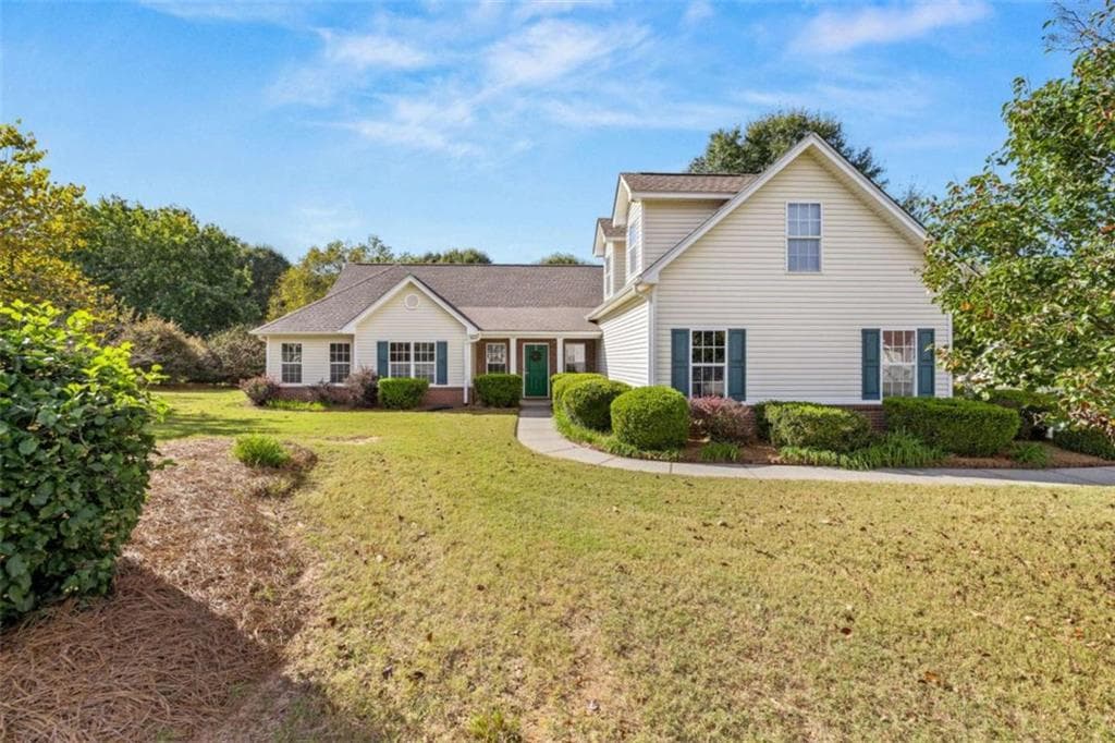 4 bedroom, 2 bathroom, 1,976 sq ft single family residence for sale at 123 Berry Hill Lane, Hoschton, GA 30548 — photo 2