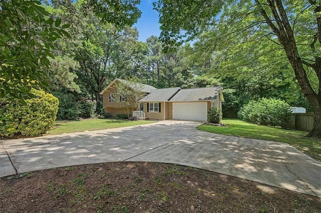 5 bedroom, 3 bathroom, 2,072 sq ft single family residence for sale at 558 Peeples Valley Road, Cartersville, GA 30121 — photo 2