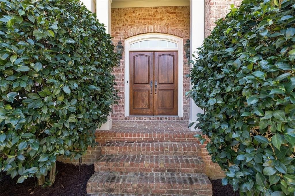 5 bedroom, 6 bathroom, 6,013 sq ft single family residence for sale at 9055 Bedford Way, Suwanee, GA 30024 — photo 2