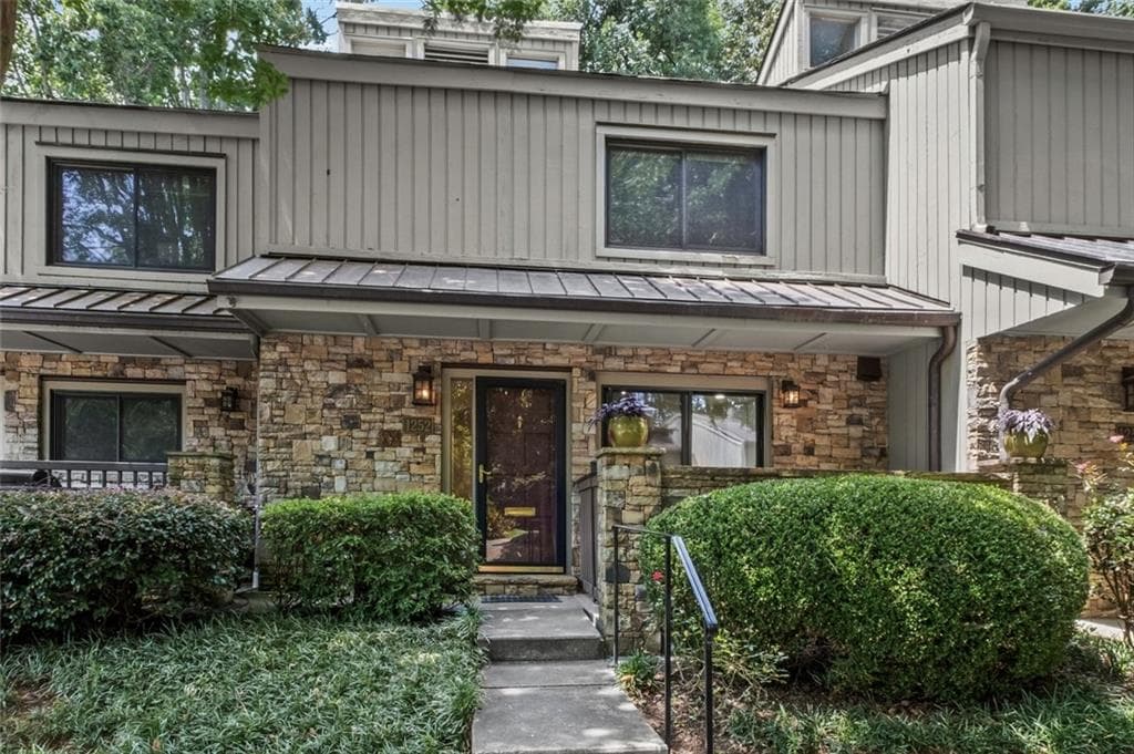 3 bedroom, 3 bathroom, 1,584 sq ft townhouse for sale at 1252 Druid Knoll Dr, Brookhaven, GA 30319 — photo 2