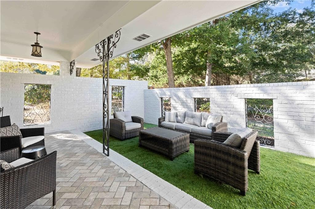 4 bedroom, 3 bathroom, 2,519 sq ft single family residence under contract at 2191 Spring Mill Cove, Dunwoody, GA 30338 — photo 5