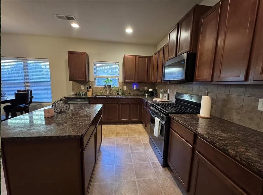 4 bedroom, 3 bathroom, 2,275 sq ft single family residence for rent at 9775 Ivey Ridge Circle, Jonesboro, GA 30236 for $2,350 a month — photo 10